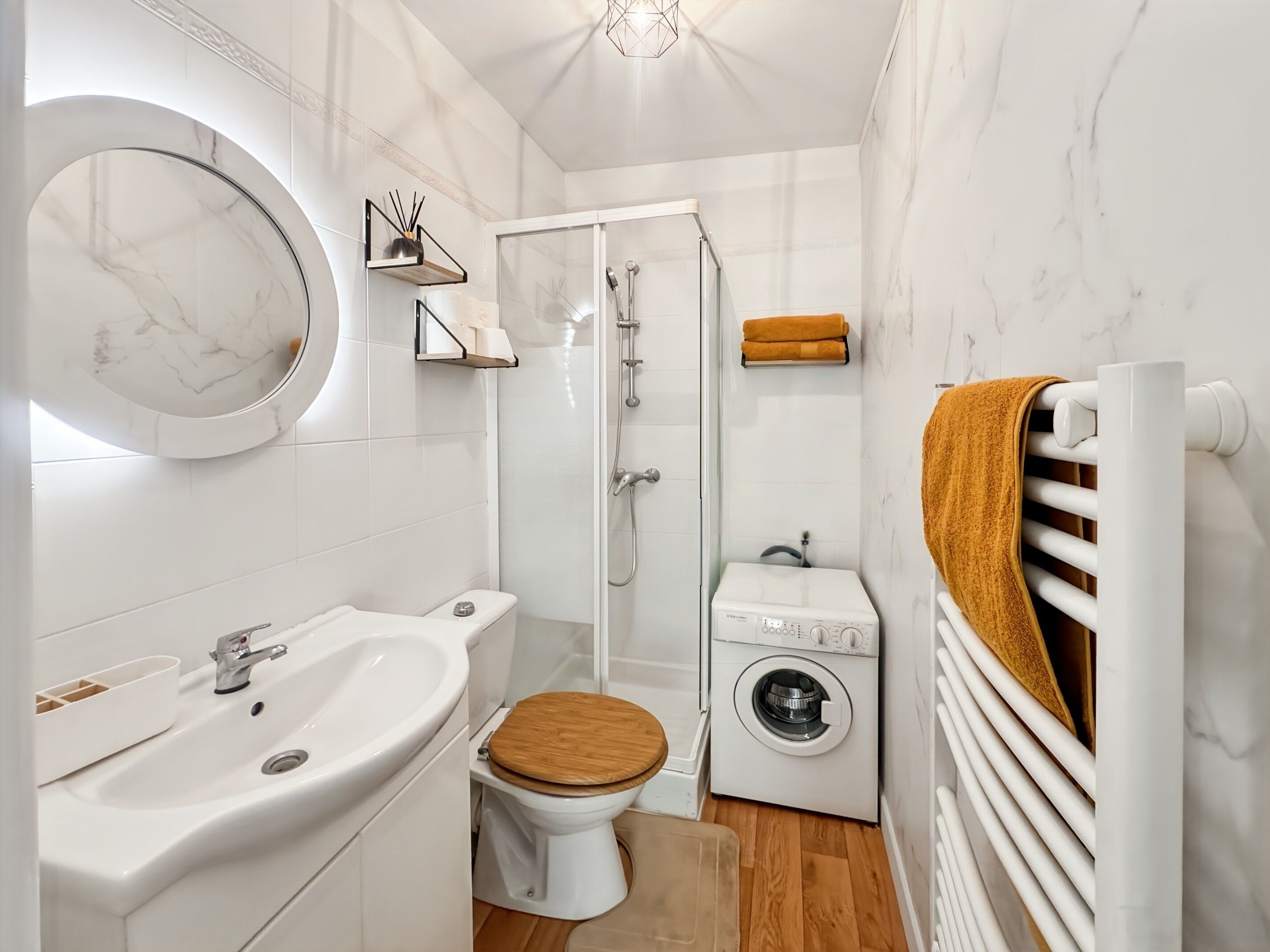 Een douche, handdoeken, zeep, toiletpapier