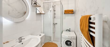 Douche, serviettes fournies, savon, papier toilette