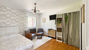 1 bedroom, bed sheets