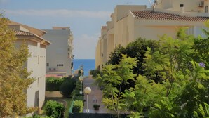 Un quartier résidentiel avec des immeubles, un sentier et une vue sur la mer.