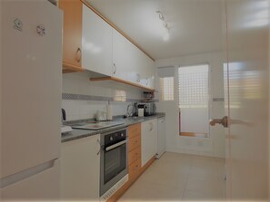 Fridge, microwave, oven, stovetop - Penthouse in Jávea near the sea with shared pool, Wi-Fi, and air conditioning (Xàbia)