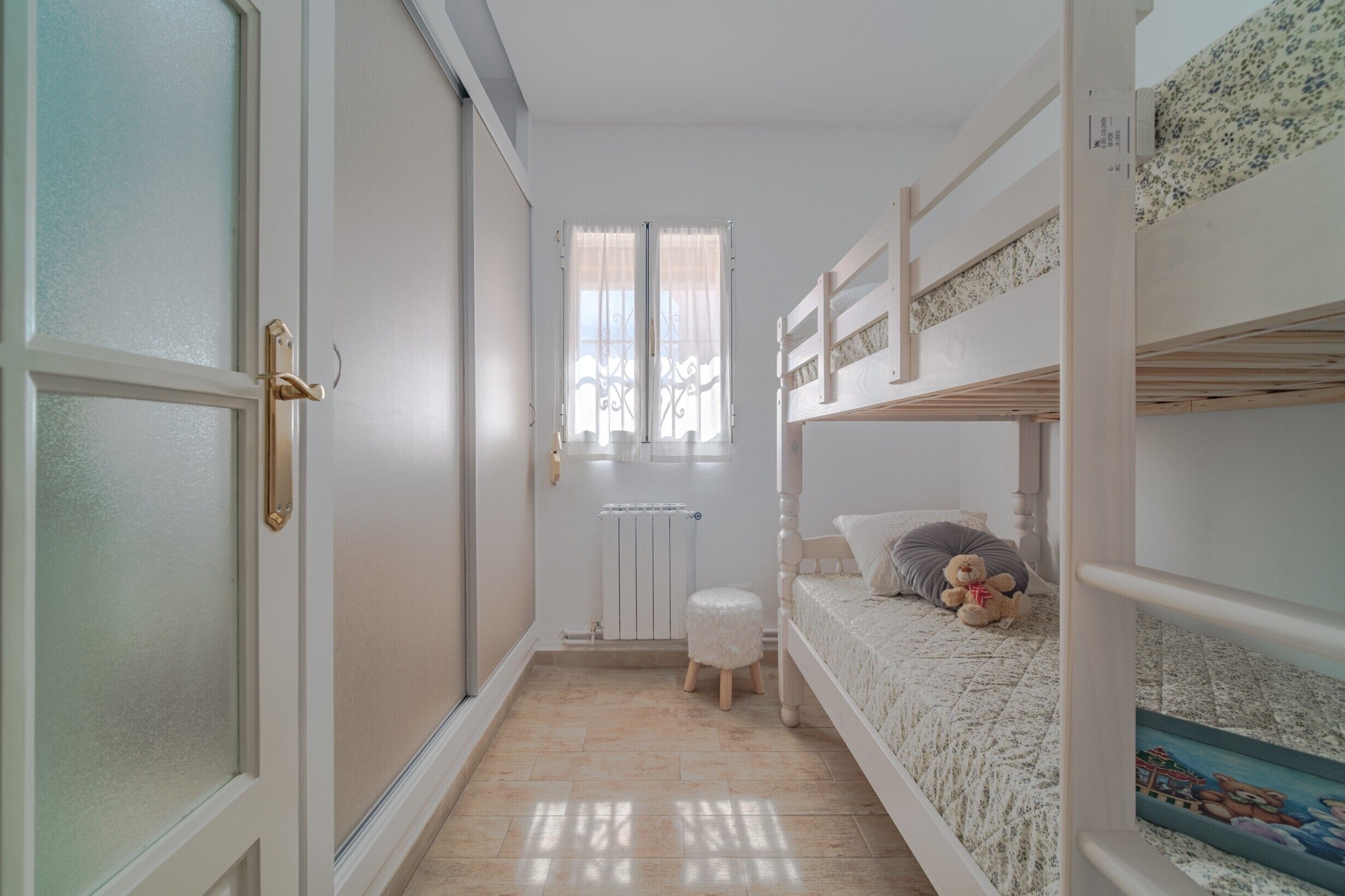 4 slaapkamers, een strijkplank/strijkijzer, wifi, beddengoed