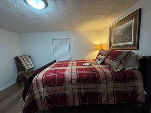 3 habitaciones, tabla de planchar con plancha y ropa de cama