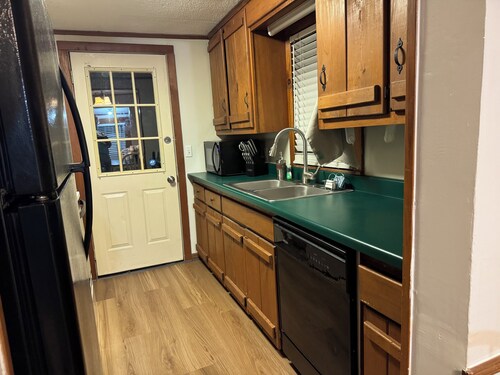 Adorable 3-bedroom house with AC in charming Simms