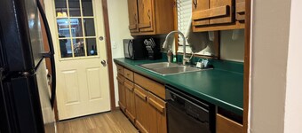 Adorable 3-bedroom house with AC in charming Simms