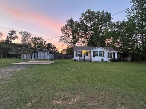 Adorable 3-bedroom house with AC in charming Simms