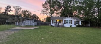 Adorable 3-bedroom house with AC in charming Simms