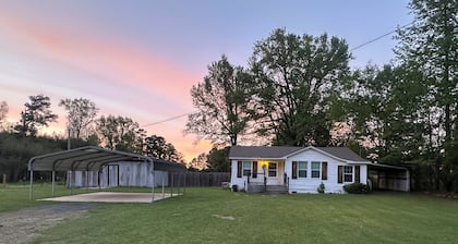 Adorable 3-bedroom house with AC in charming Simms