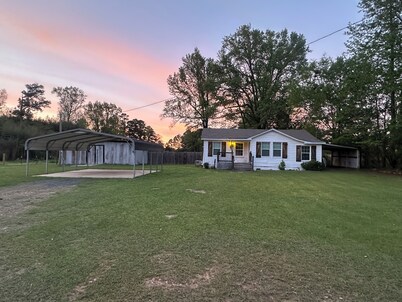 Adorable 3-bedroom house with AC in charming Simms