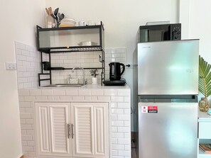 Kylskåp, mikrovågsugn, kaffe- och tebryggare och vattenkokare