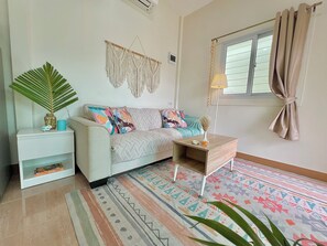 Living area - Stylish Tropical Cottage in Chaloklum Heart, 3 Min Walk to Beach (Tambon Ko Pha-ngan)