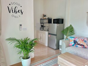 Living area - Stylish Tropical Cottage in Chaloklum Heart, 3 Min Walk to Beach (Tambon Ko Pha-ngan)