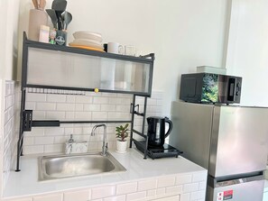 Private kitchen - Stylish Tropical Cottage in Chaloklum Heart, 3 Min Walk to Beach (Tambon Ko Pha-ngan)