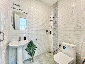 Shower, hair dryer, towels, soap - Stylish Tropical Cottage in Chaloklum Heart, 3 Min Walk to Beach (Tambon Ko Pha-ngan)
