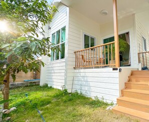 Exterior - Stylish Tropical Cottage in Chaloklum Heart, 3 Min Walk to Beach (Tambon Ko Pha-ngan)