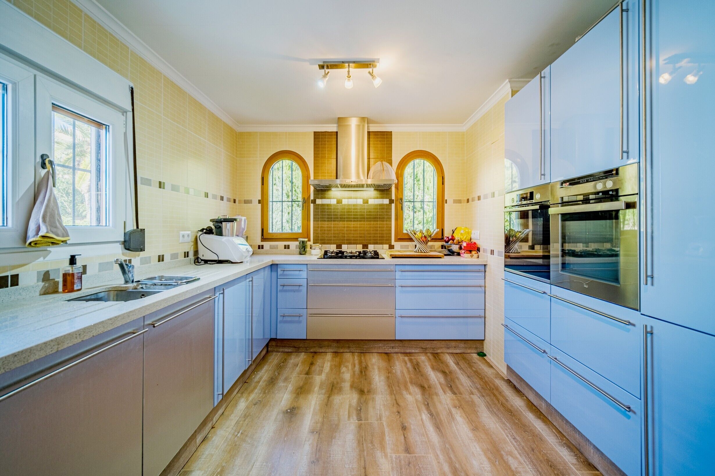 Frigorífico, microondas, horno y placa de cocina