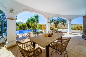 Outdoor dining - Holiday Home 'Gran Villa En Jávea - Granadella' with Sea Views, Wi-Fi & Air Conditioning (Xàbia)