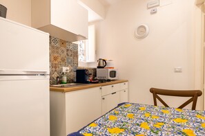 A compact kitchen with a microwave, kettle, and a small refrigerator. - Holiday House Annunziata 2 Apartment with Balcony, Wi-Fi and Air Conditioning (Termini Imerese)