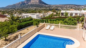 A swimming pool with a view of a mountain and residential buildings. - Holiday Home 'Del Sol' with Mountain View, Wi-Fi, and Air Conditioning (Xàbia)