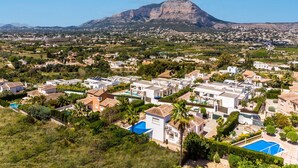 A residential area with houses, a mountain, and a clear sky. - Holiday Home 'Del Sol' with Mountain View, Wi-Fi, and Air Conditioning (Xàbia)