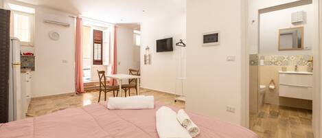 1 habitación, tabla de planchar con plancha, wifi y ropa de cama