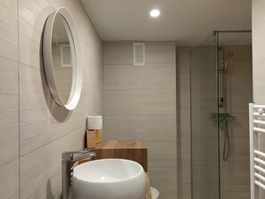 Shower, towels - Vacation Home 'Adosado A Un Paso Del Mar' with Shared Pool, Wi-Fi and Air Conditioning (Xàbia)