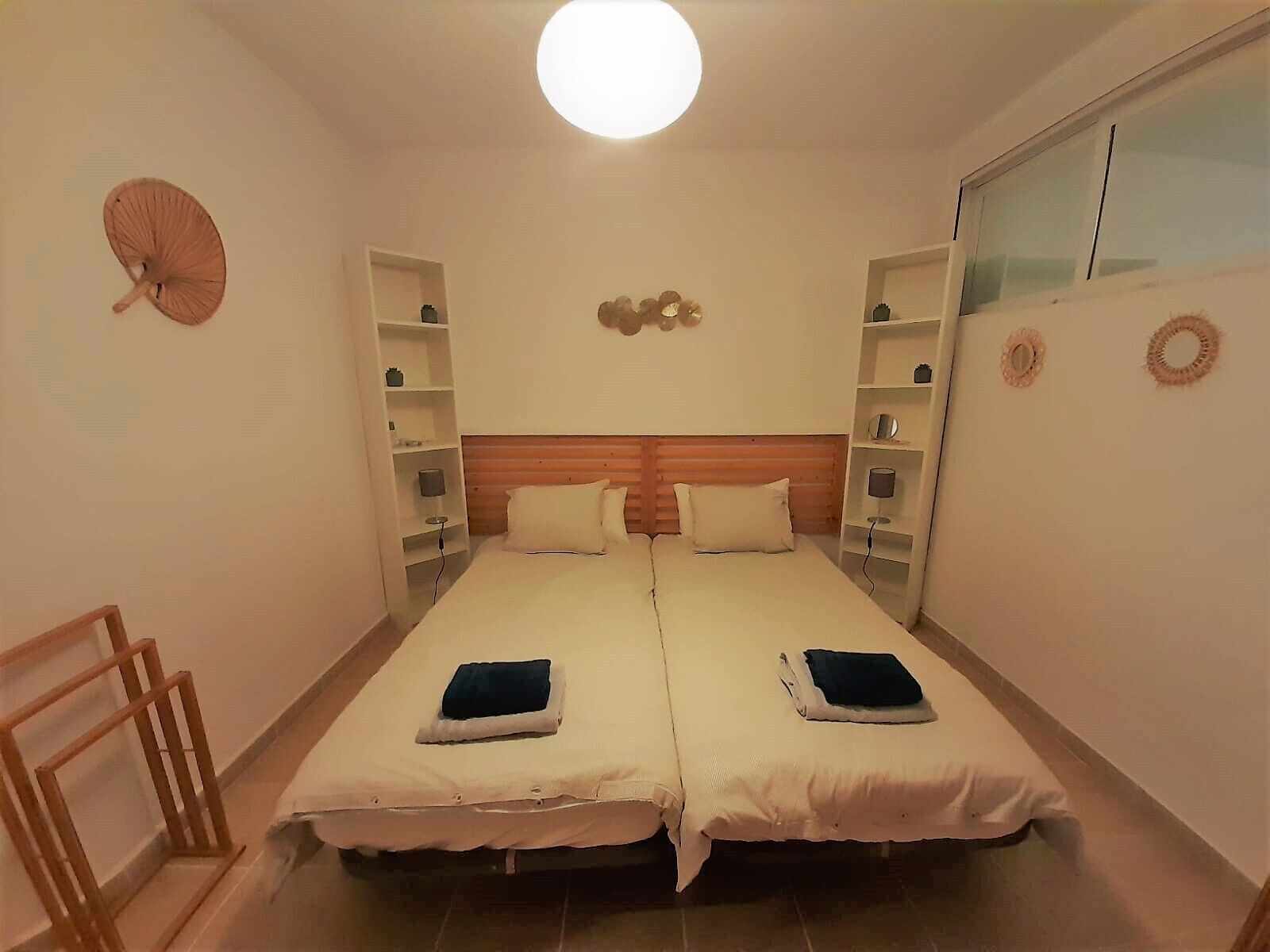 4 habitaciones, tabla de planchar con plancha, wifi y ropa de cama 