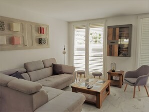 TV - Vacation Home 'Adosado A Un Paso Del Mar' with Shared Pool, Wi-Fi and Air Conditioning (Xàbia)