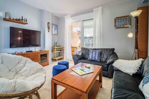 TV - Beautiful Penthouse Steps from the Sea with Shared Pool, Wi-Fi, and Air Conditioning (Badia de Xàbia)