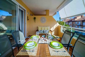 Outdoor dining - Beautiful Penthouse Steps from the Sea with Shared Pool, Wi-Fi, and Air Conditioning (Badia de Xàbia)