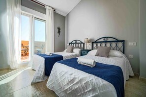 Room - Beautiful Penthouse Steps from the Sea with Shared Pool, Wi-Fi, and Air Conditioning (Badia de Xàbia)