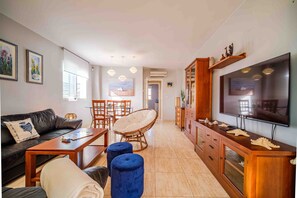 TV - Beautiful Penthouse Steps from the Sea with Shared Pool, Wi-Fi, and Air Conditioning (Badia de Xàbia)