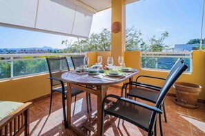 Outdoor dining - Beautiful Penthouse Steps from the Sea with Shared Pool, Wi-Fi, and Air Conditioning (Badia de Xàbia)