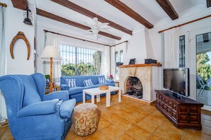 TV - Holiday Home 'Portitxol Bellavista' with Sea View, Wi-Fi and Air Conditioning (El Tosalet)