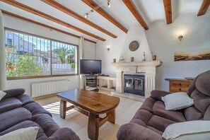 TV - Holiday Home 'Hermosa Casa Rústica' with Mountain Views, Wi-Fi and Air Conditioning (Entrepinos)
