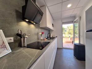 Fridge, microwave, oven, stovetop - Holiday Home 'Sol y Luz en Puerto de Jávea' with Shared Pool, Wi-Fi & Air Conditioning (Xàbia)