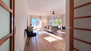 Un vaste espace de vie comprenant un canapé, une table basse et un fauteuil.