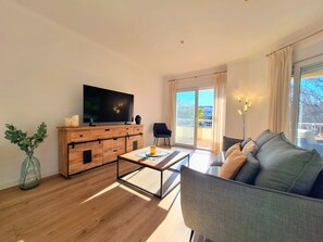 TV - Holiday Home 'Sol y Luz en Puerto de Jávea' with Shared Pool, Wi-Fi & Air Conditioning (Xàbia)