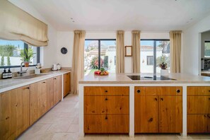 Fridge, oven, stovetop, dishwasher - Villa 'Elegance in Jávea' with Mountain Views, Wi-Fi and Air Conditioning (Jávea)
