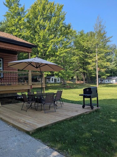 Cozy 2-bedroom cabin in quaint Walkerville with heat and AC for any season.