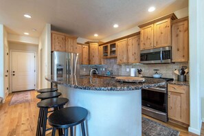 Fridge, microwave, oven, stovetop - Teton Homestead: Teton Creek Basecamp Near Targhee (Driggs)