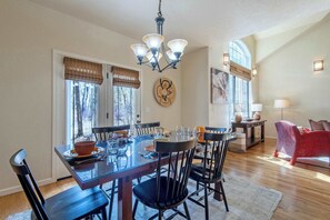 Dining - Teton Homestead: Teton Creek Basecamp Near Targhee (Driggs)
