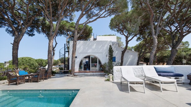 A pool area with lounge chairs, a small building with an arched entrance, and trees. - Villa with Pool 800 Meters from Playa de Pals (Pals)