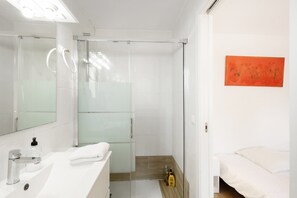 Douche, sèche-cheveux, serviettes fournies
