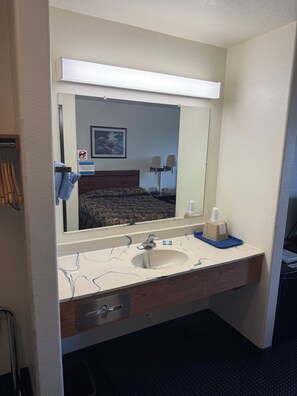 Standard Double Room | Bathroom - Imperial Inn (Imperial)