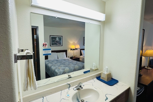Desk, iron/ironing board, free WiFi