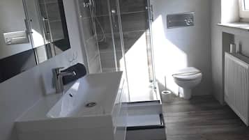 Dusch, handdukar, tvål och toalettpapper