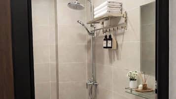 Family Quadruple Room, City View | Bathroom