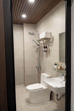 Family Quadruple Room, City View | Bilik Mandi