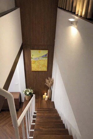 Quadrupla familiare, vista città | Interni